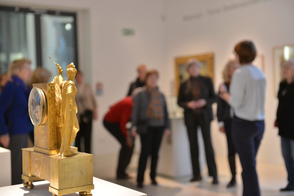 Der Freundeskreis des Stadtmuseums besucht eine Ausstellung.