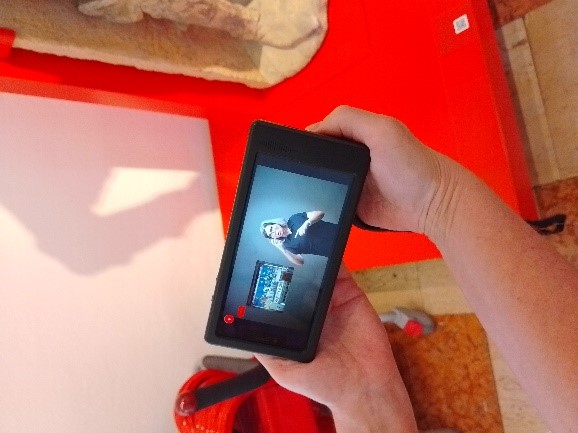 Tablet mit Erläuterungen in Gebärdensprache.