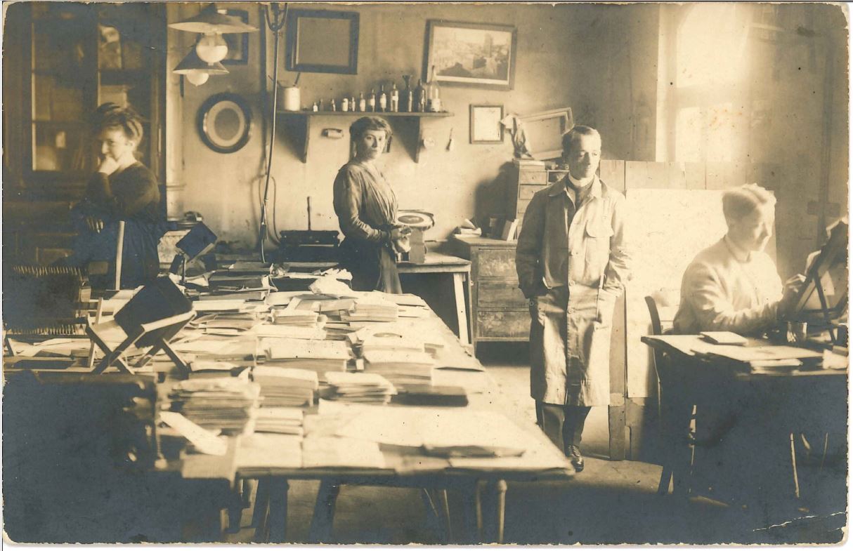 Ein Blick in die Trierer Fotografenszene zur Zeit August Sanders: Das Atelier Jarosch in der Brückenstraße © Stadtarchiv Trier