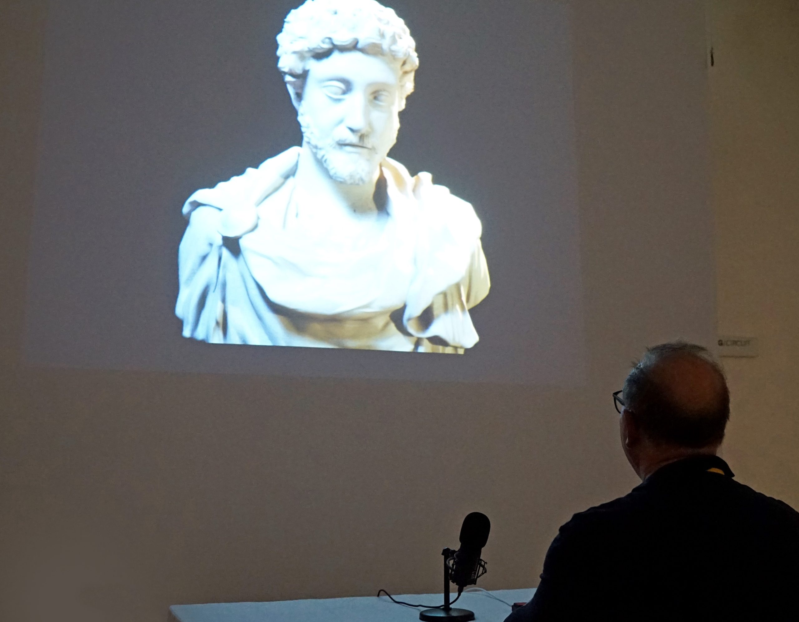 Ein Besucher des Stadtmuseums im Gespräch mit Marc Aurel © Stadtmuseum Simeonstift