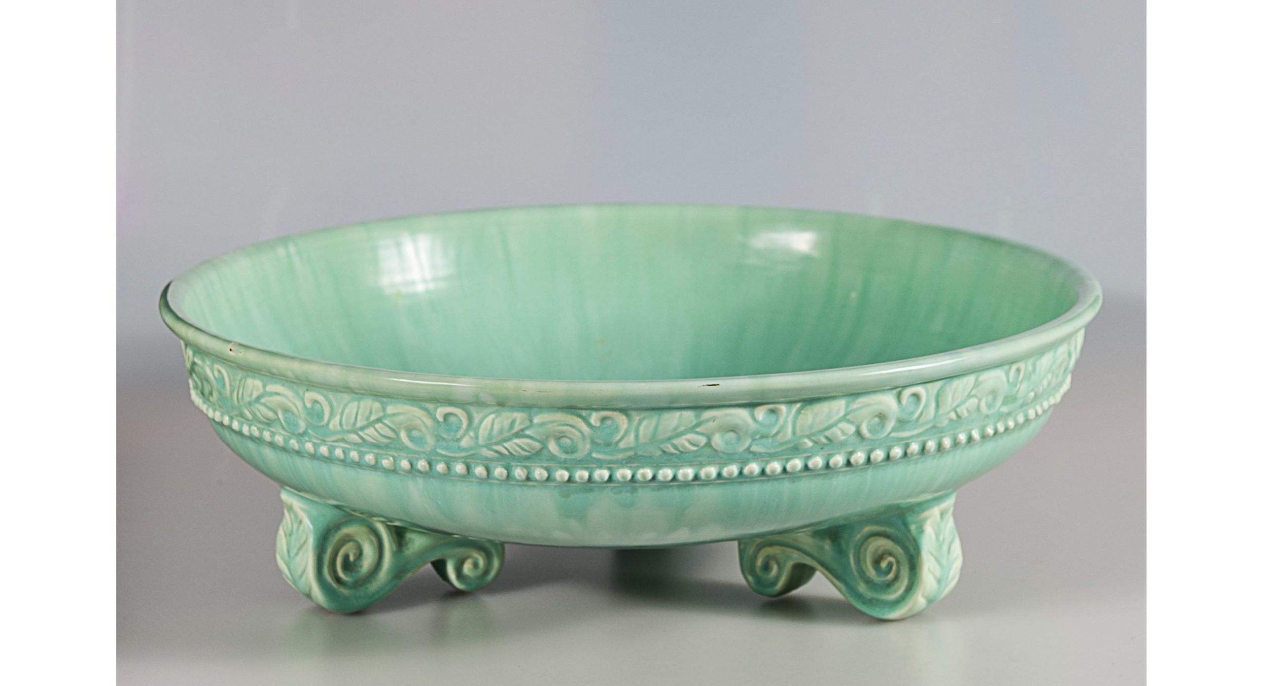 Runde Bodenschale auf drei Volutenfüßen von Servais, 1921